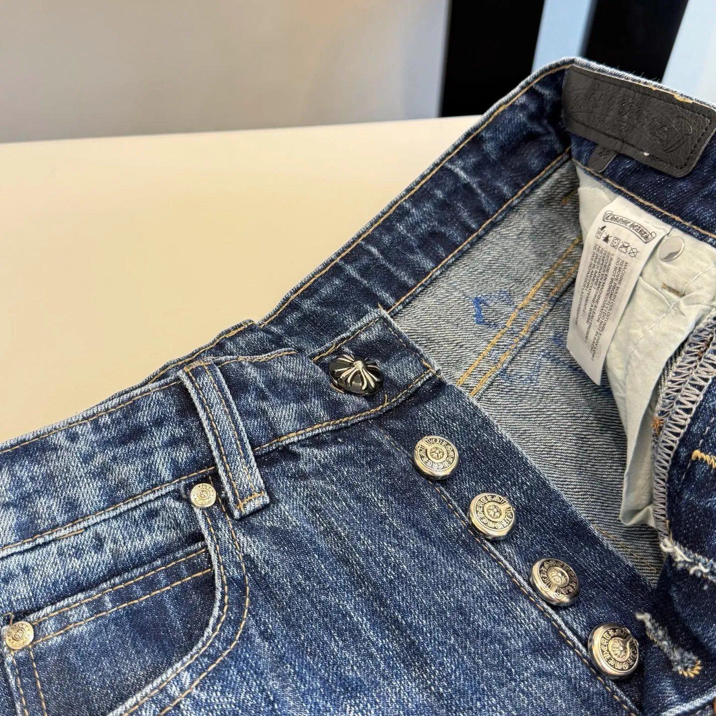 P270 Style number: D423 Chrome hearts CH new bootcut dark blue classic cross-fit leather jeans Size: s-XXL (28 30 32 34 36) Color: washed dark blue Size reference 28 trouser length 100 waist circumference 72 30 trouser length 101 waist circumference 76 32 trouser length 103 waist circumference 80 34 trouser length 104 waist circumference 84 36 pants length 106 waist 88